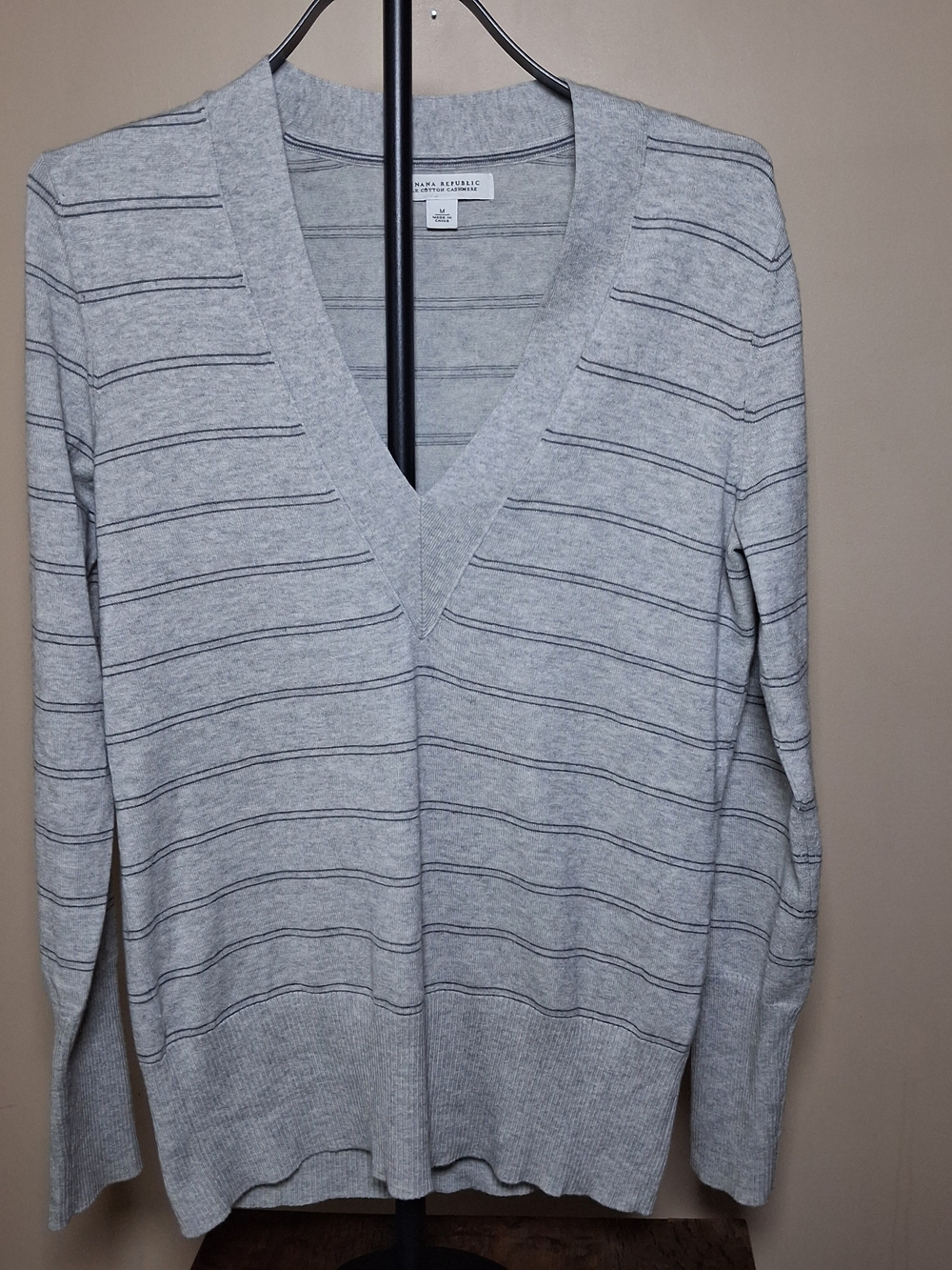 BANANA REPUBLIC Gray Stripe Silk/Cotton/Cashmere V-Neck SWEATER, Size M